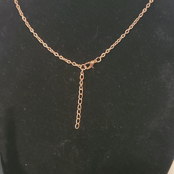 Gold tone chain necklace with Queen charm size - Picture 4 of 4